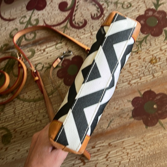 DOONEY & BOURKE Beautiful black white chevron purse!! - Picture 14 of 16